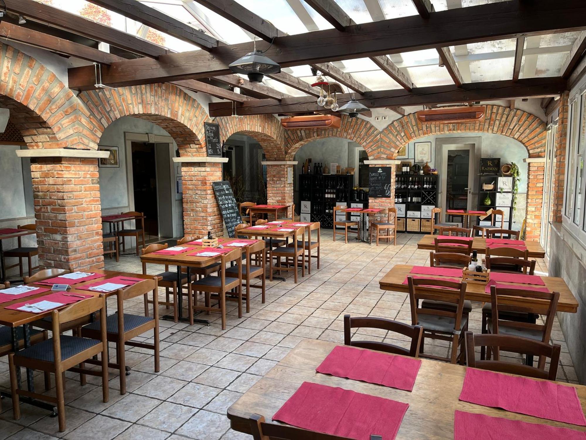 Razman Wine Rooms Gracisce ภายนอก รูปภาพ