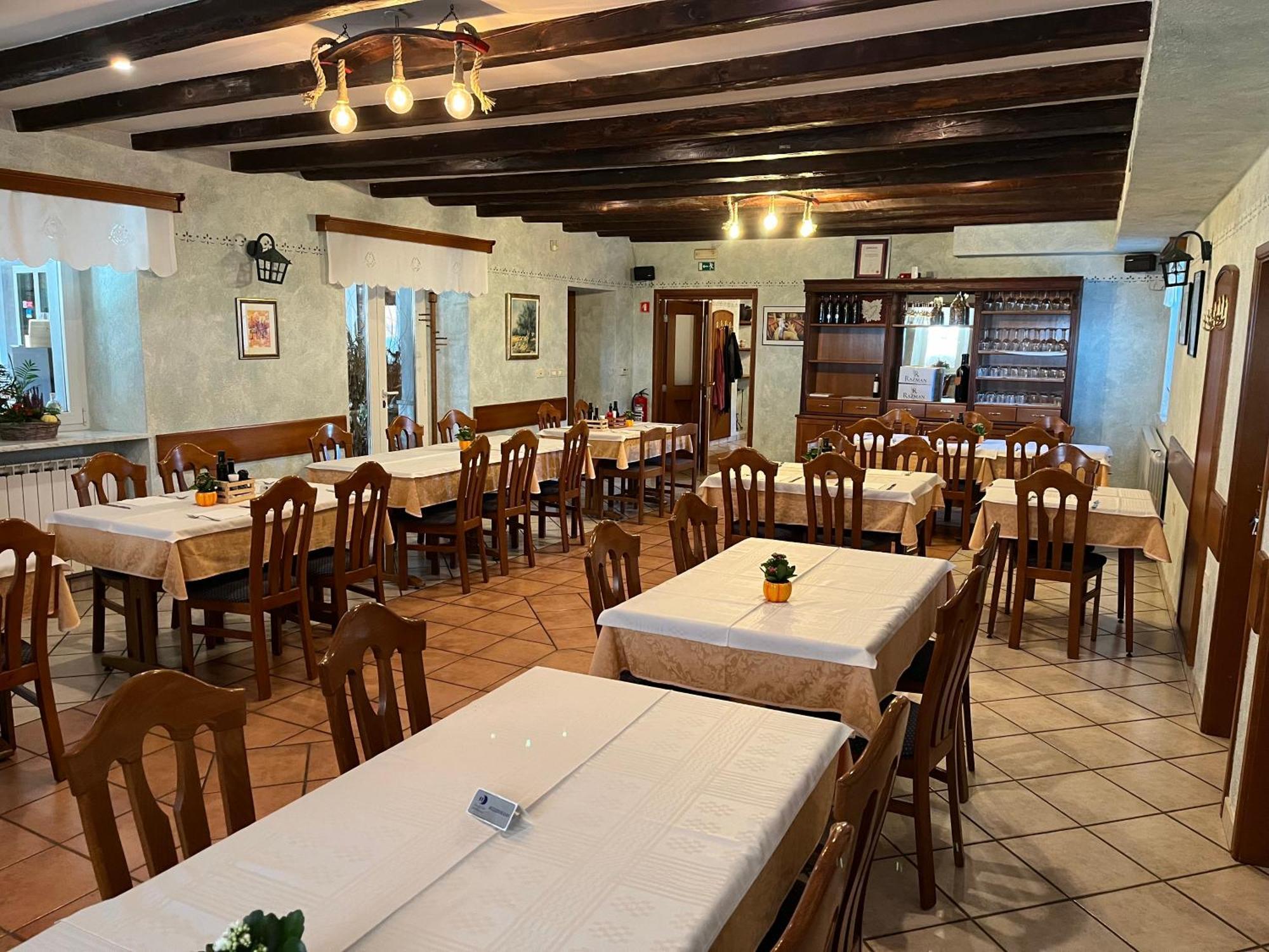 Razman Wine Rooms Gracisce ภายนอก รูปภาพ